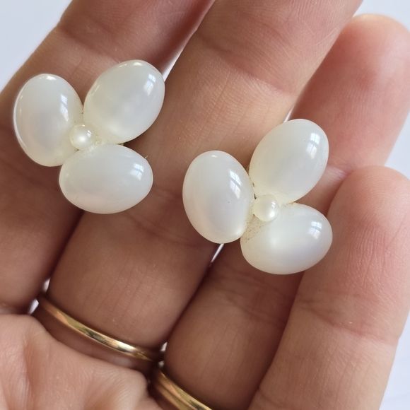 Vintage Richelieu earrings white moonglow screwback moon glow - Picture 4 of 10